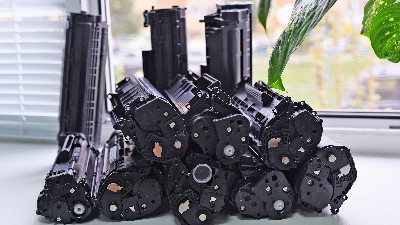千庫網(wǎng)_辦公室窗臺上堆放的打印機(jī)墨盒_攝影圖編號11262590